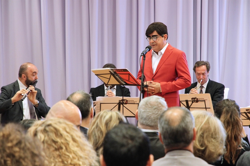 ELIO CANTA IN AEROPORTO