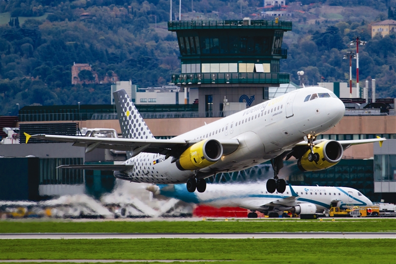 Aereo Vueling in decollo