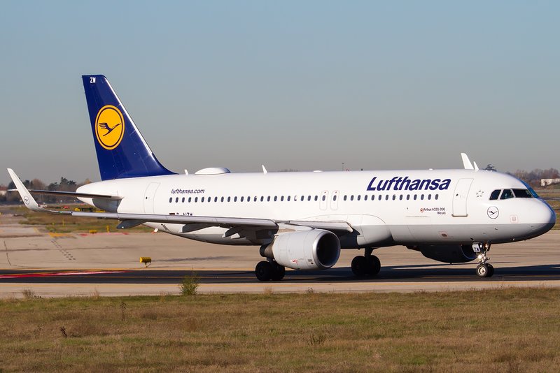 LUFTHANSA AT BLQ