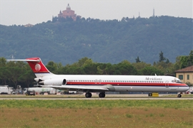 Aeromobile Meridiana con dietro Basilica di San Luca