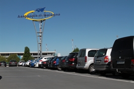 Parcheggio aeroporto con insegna